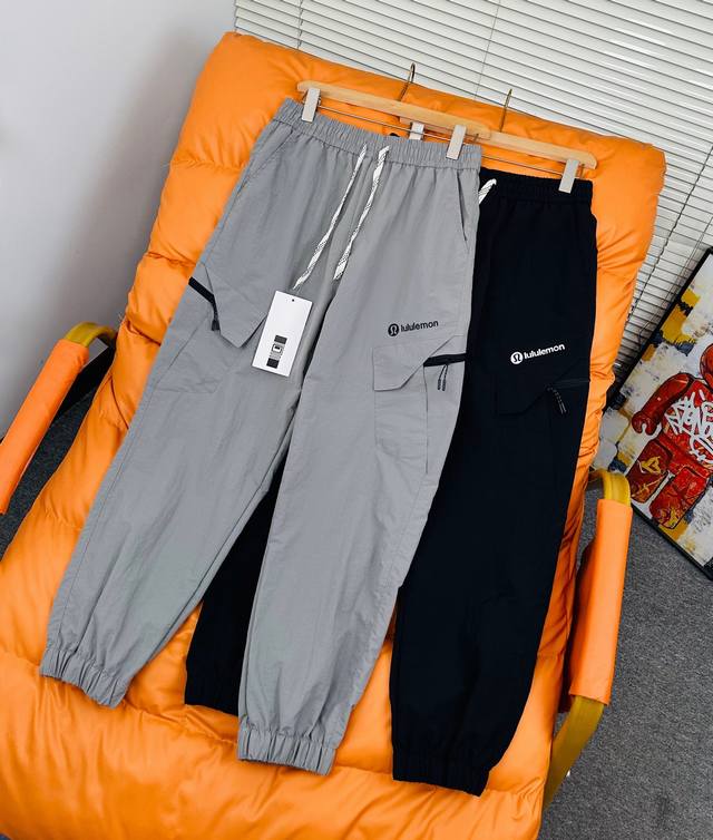 Lululemon men's cargo pants with a cuffed cuff. Soft to the touch and exceptiona