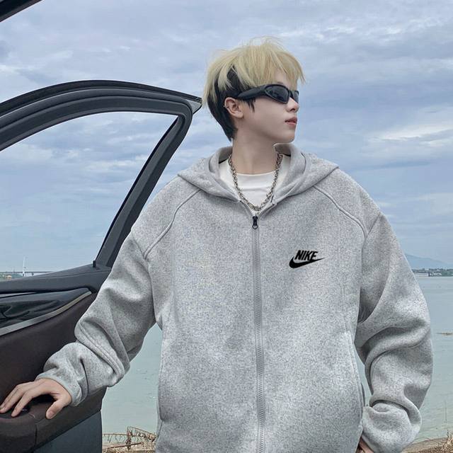Nike limited edition hooded sweatshirt, unisex style. Instagram and Xiaohongshu