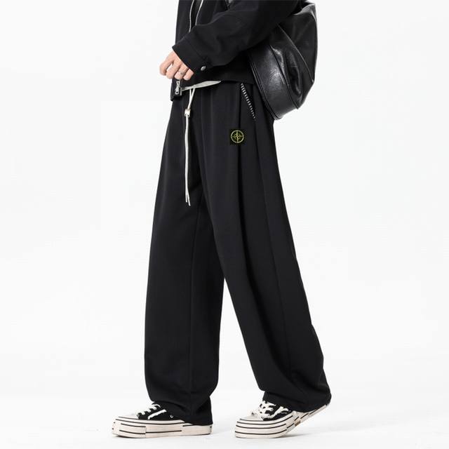 Stone Island's overseas counters offer a unisex pair of functional casual pants.