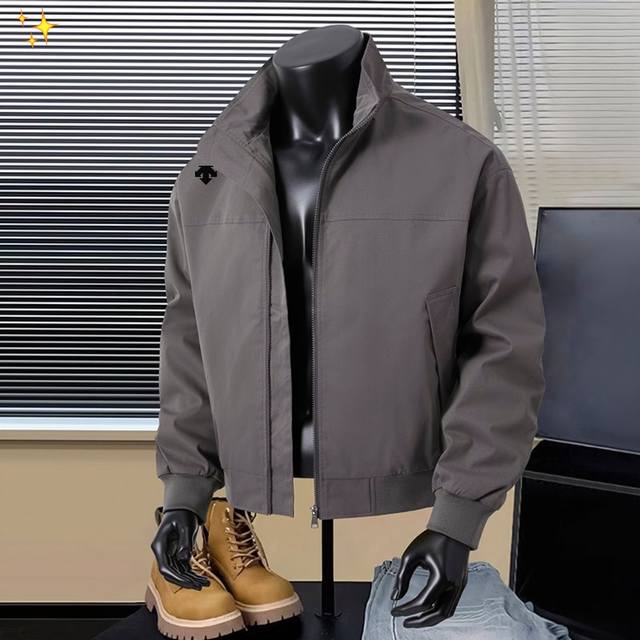 New arrival: Descente American high-street workwear casual jacket. This jacket