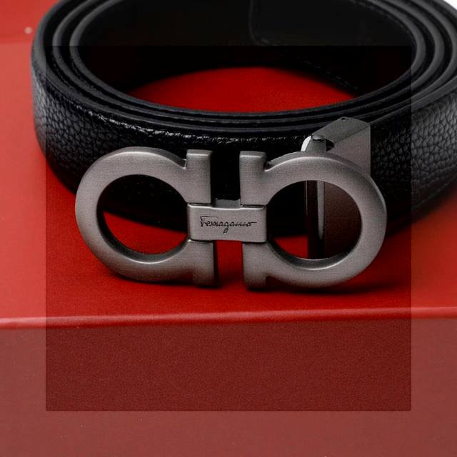The latest Ferragamo pin-buckle belt from the counter is here! The buckle uses a