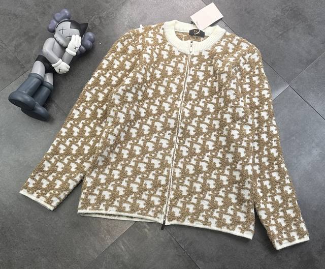 Trendy brand Dior's new knitted jacket has arrived! This year's unique element