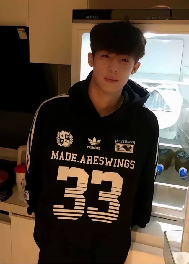 Overseas version of the Adidas Trefoil Adidas 33 American three-stripe patchwor