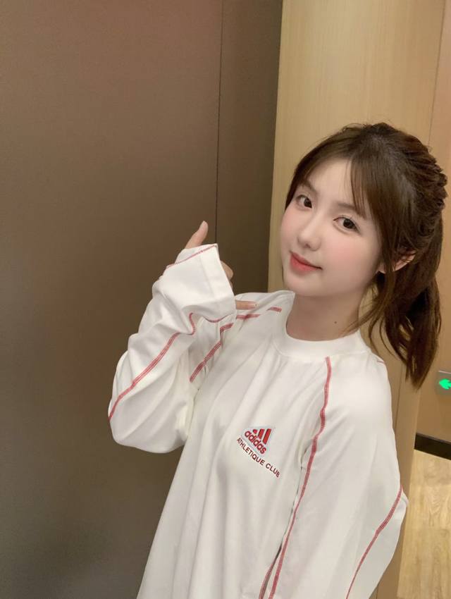 Adidas red label lettering visible stitch sweatshirt, American-style white long-