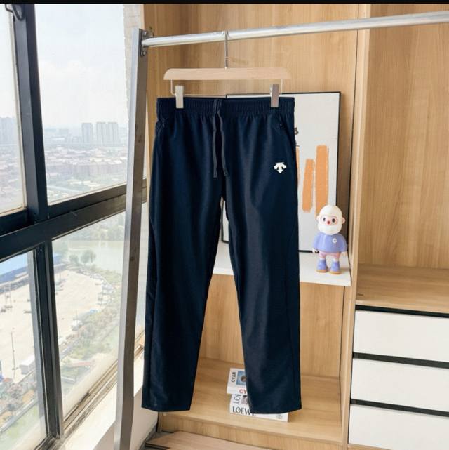 Descente's new spring and autumn men's sports casual trousers are made with grea