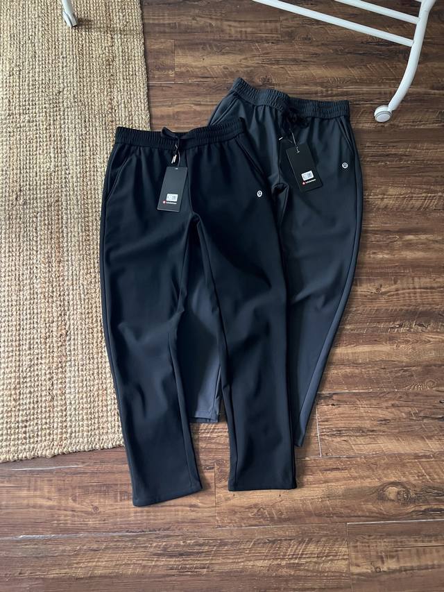 Lululemon autumn and winter velvet straight trousers! The fabric is made of stre