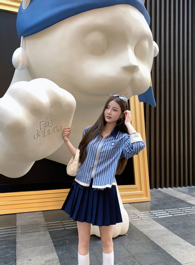 New arrival! Miumiu's new 25Ss shirt, a short, striped zippered shirt. The coll