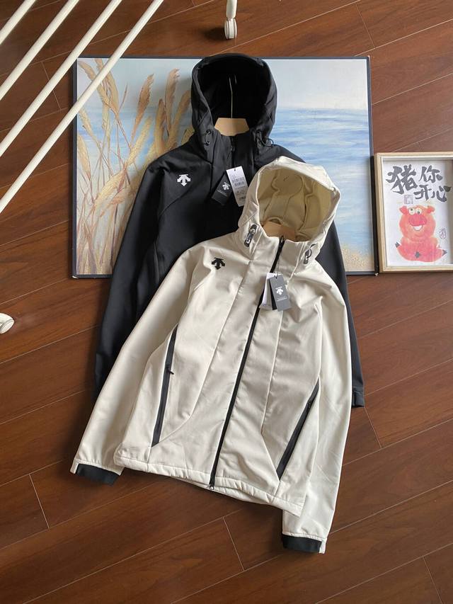 Control## The 2025 Descente Men's Woven Softshell Jacket is designed for a varie