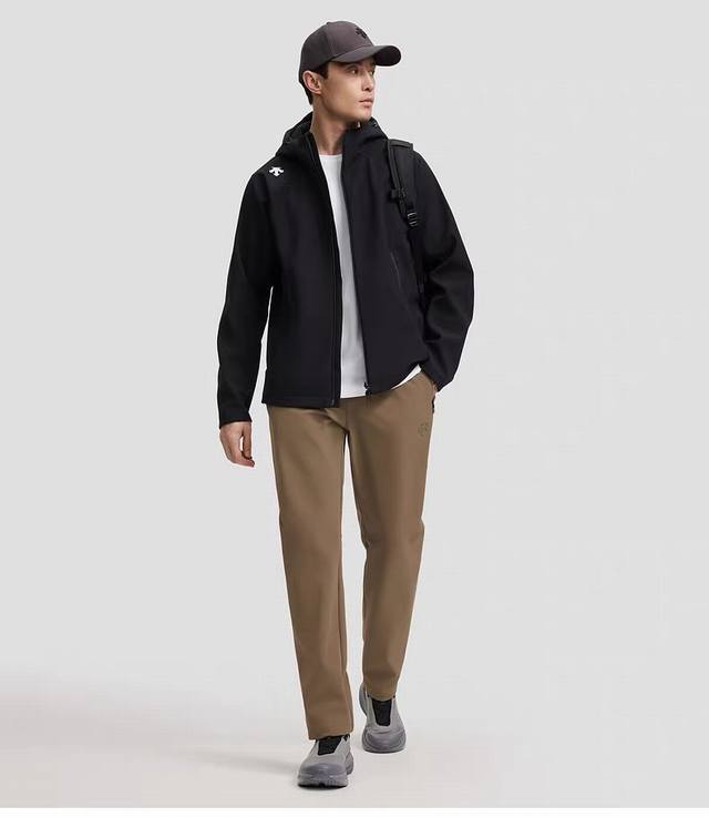 Control## The 2025 Descente Men's Woven Softshell Jacket is designed for a varie