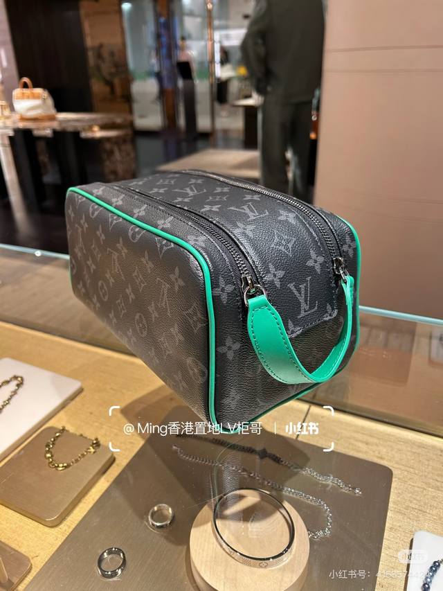 Comes with a foldable gift box. Lv's new 2025 toiletry bag. The same Dopp Kit a