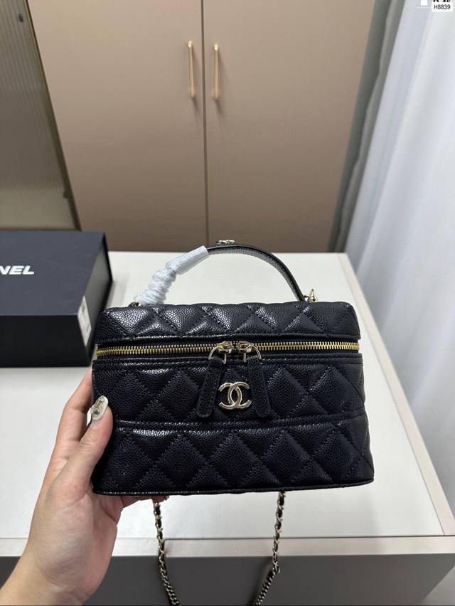 Chanel 25C Lp box bag comes with a gift box . The leather has a lychee pattern