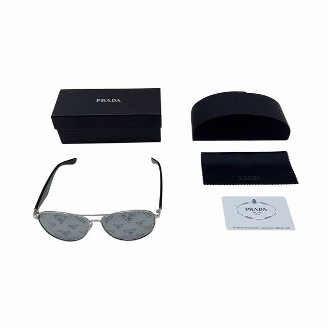 Prada sunglasses, worn by Zhou Bichang and Zhang Lina, have captured the hearts