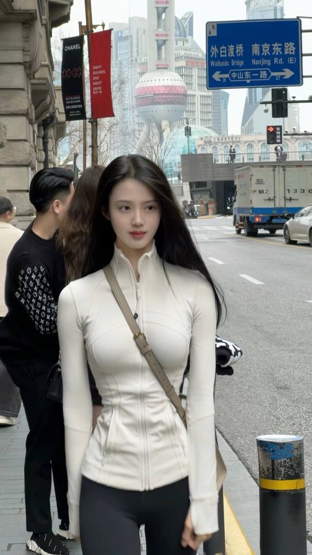 Plus velvet albumin model picture. -Lululemon 25