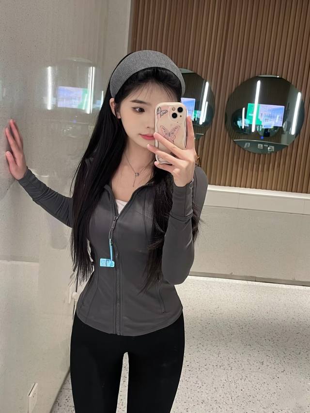 Plush graphite gray model picture. -Lululemon 25