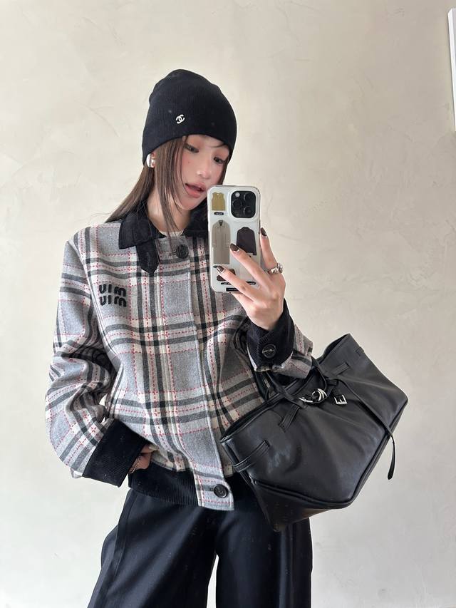 Miumiu Miu Miu 25Ss new woolen custom plaid material. This year's hottest barn s