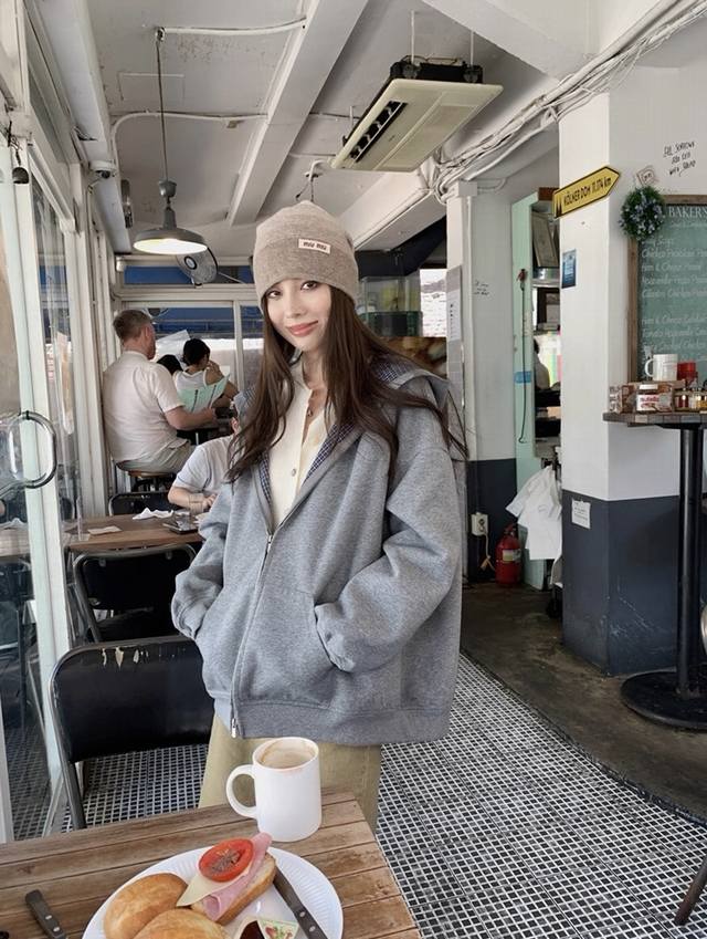 Miumiu Miu Miu sweatshirt jacket is so beautiful that it makes you scream