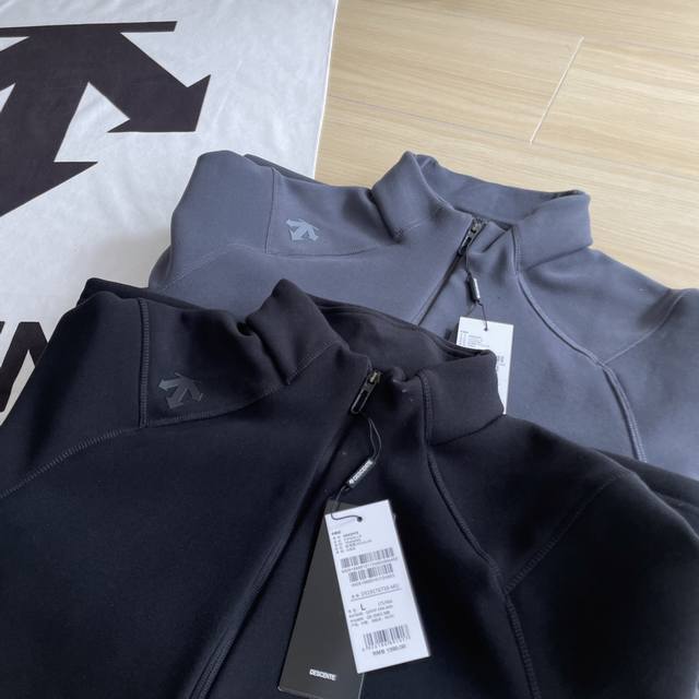 Main Picture Quality thickened jacket Descente is super popular! This two-tone,