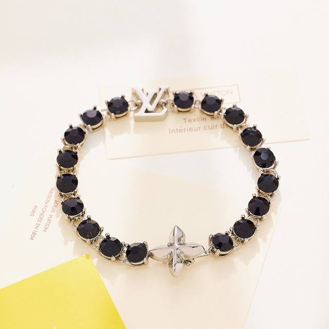 Lv Louis Vuitton diamond bracelet with complete packagingThe Lv Crystals bracele