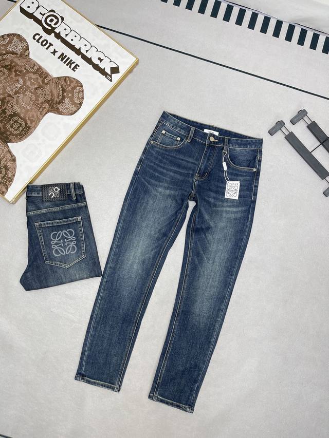 A hot seller! Loewe and Hang Lung are now collaborating on these casual, slim-fi