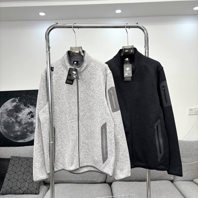 Descente Early Spring Outdoor Stand-Collar Fleece Jacket. Made from premium knit