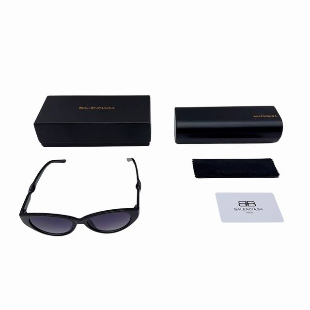 Balenciaga's stylish and avant-garde logo-printed cat-eye sunglasses are a unise