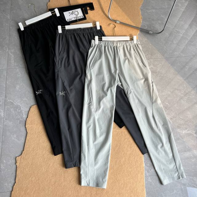 Arc'teryz Tri-Color Classic Hiking and Mountaineering Mid-Rise Straight Multifun