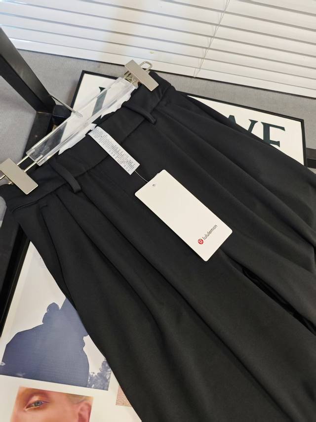 Details of the Lulu trousers, the Daydrift style, are truly amazing. They are ma