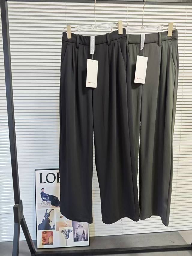 Lulu's trousers are really amazing. The Daydrift style is made of sports fabric.