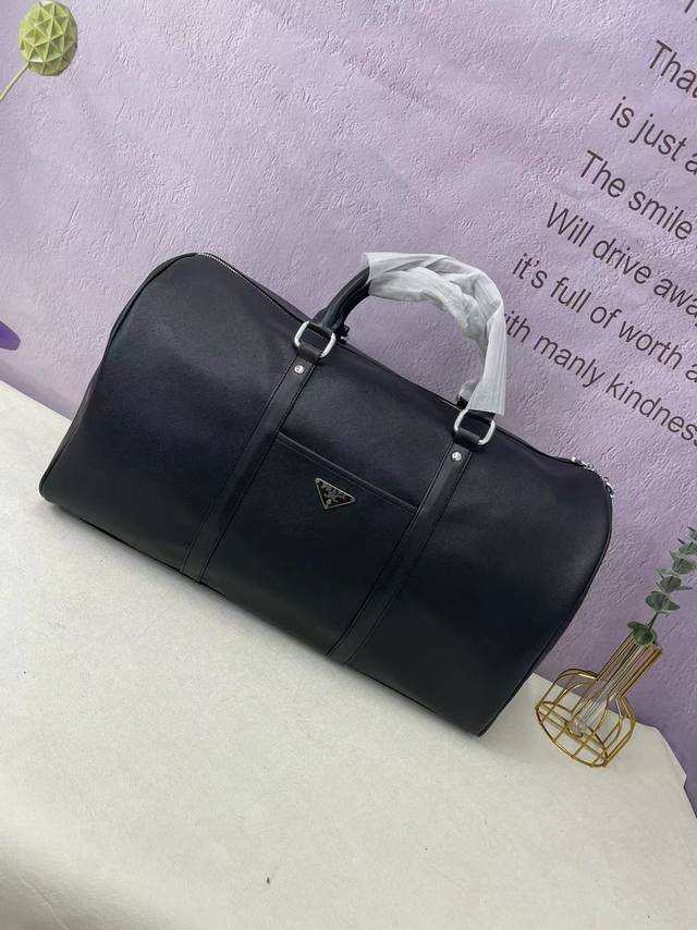 Prada travel bag, a stylish and versatile travel bag. A hot trend, this classic