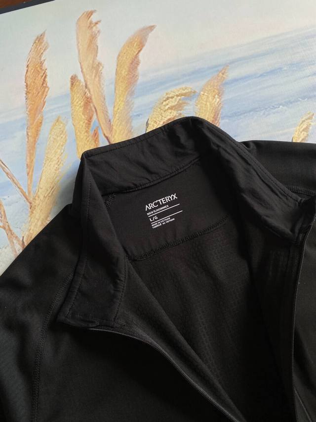 Details 2025 official website Arcteryx half-zip men's micro-thin long sleeves.