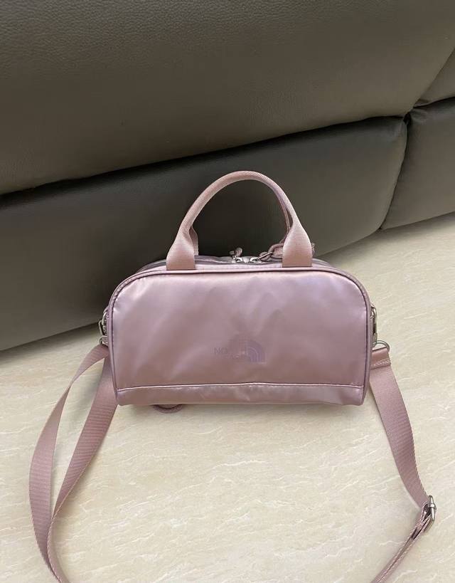 Original series The North Face mini bowling bag is made of nylon twill fabric, s