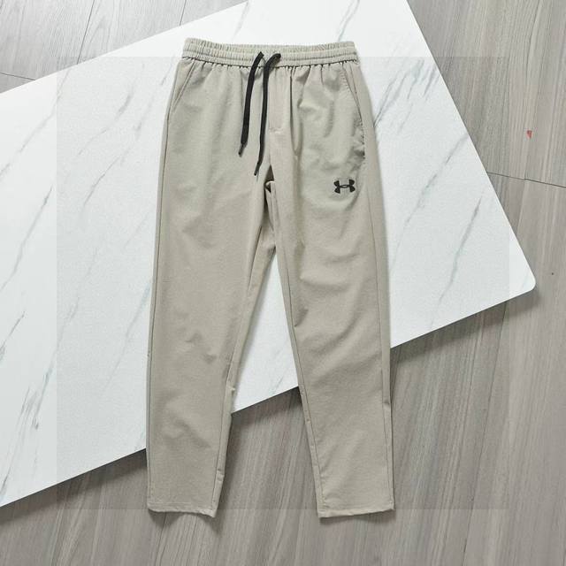 New arrival: Ua Under Armour autumn 3D-cut tapered track pants. Silicone logo,