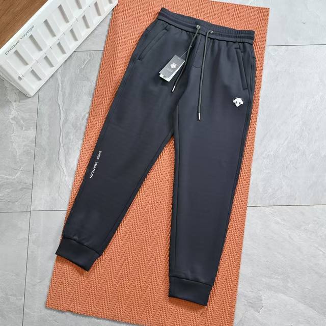 New arrival Descente autumn outdoor men's casual trousers, this pair of sports
