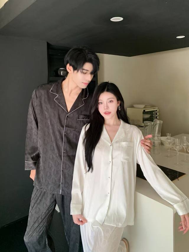 D's new couple's pajamas set for fall and winter. Highly recommended for couples