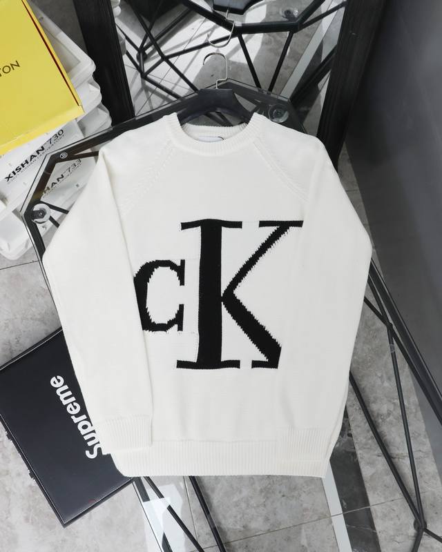 Top-of-the-line, versatile round-neck sweater with a large logo, recommended for