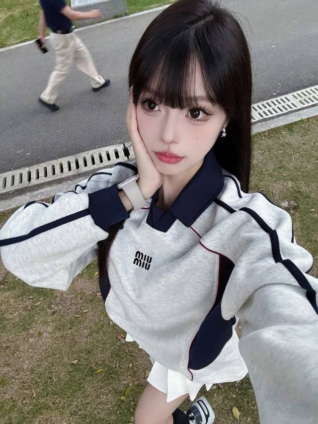 Miumiu 1. Lapel Design: Casual and StylishThis sweatshirt breaks the monotony of