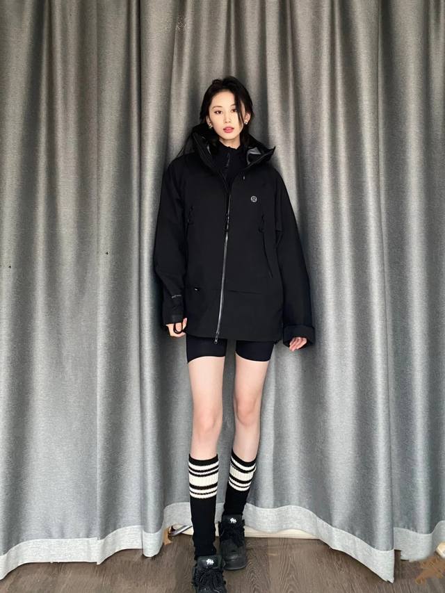 Lululemon is a true legend! The Lululemon Obsidian Black jacket, with its 3D poc