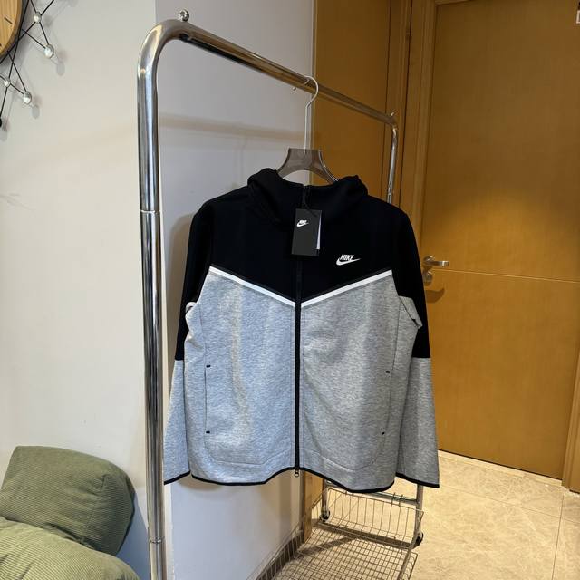 For the overseas version of Tech Fce series Fengxinger, the main model for cross