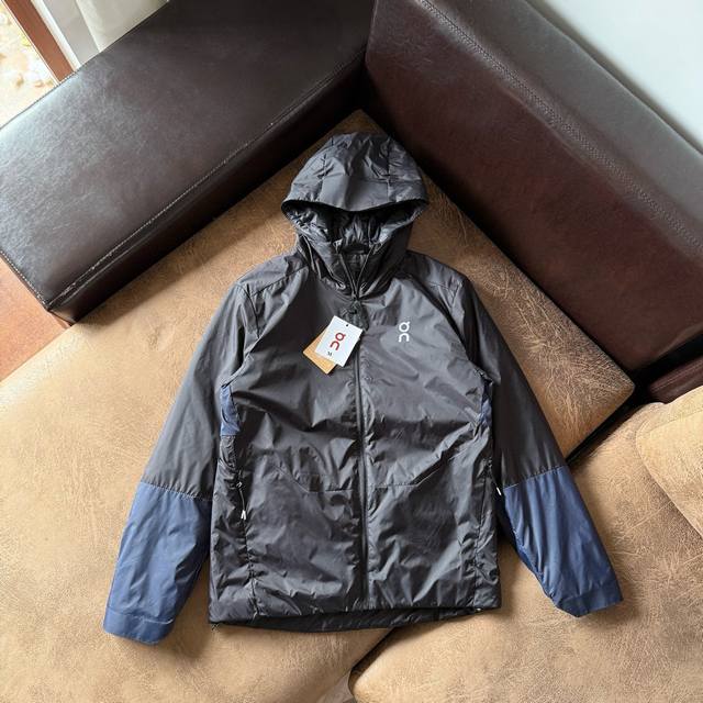 Another hit has arrived! The On Run Insulator Jacket is a lightweight, breathabl