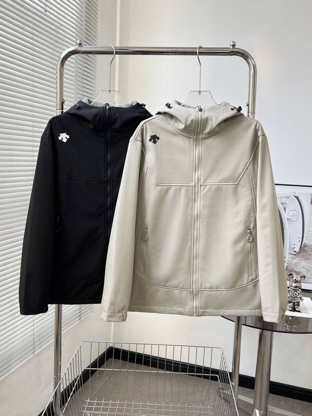 Descente waterproof and breathable softshell jacket for men and women! Classic s
