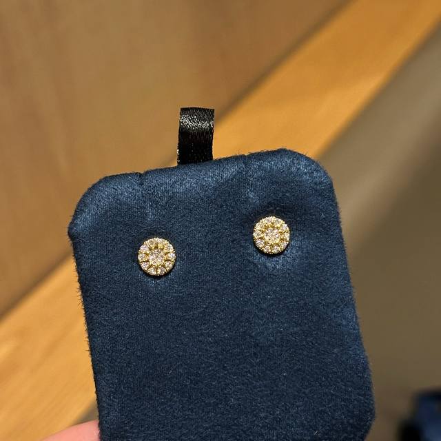 Apm Soleil's Little Sunflower Earrings, with their golden color and European-ins