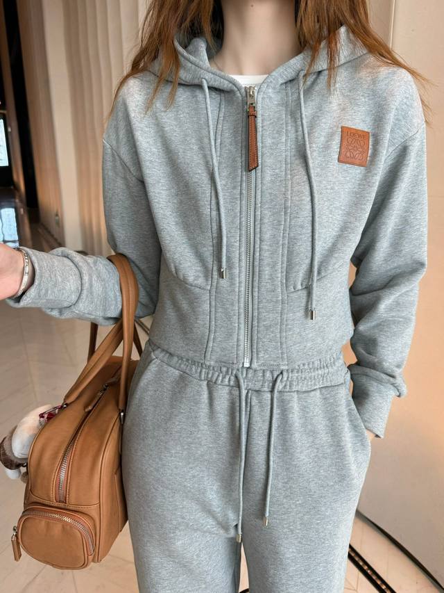 Loewe 25Ss new casual suit is versatile and suitable for everyone. Simple, advan