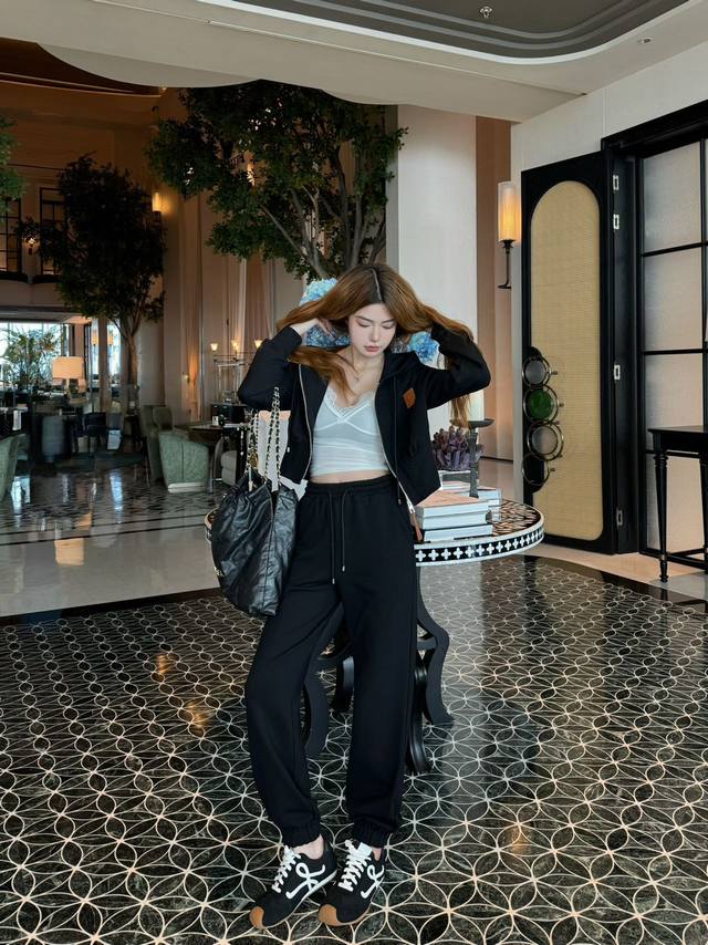 Loewe 25Ss new casual suit is versatile and suitable for everyone. Simple, advan