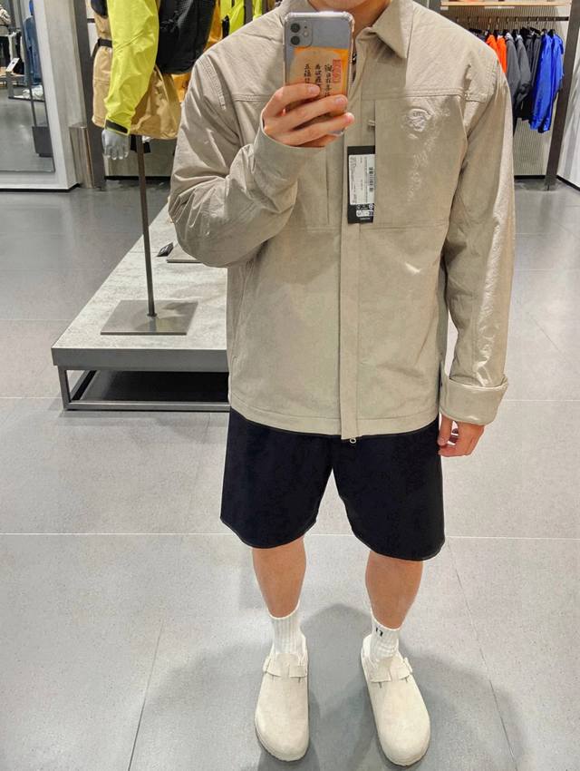 Model image Arc'teryx Cronin Lnsulated tri-color jacket, the same style as the