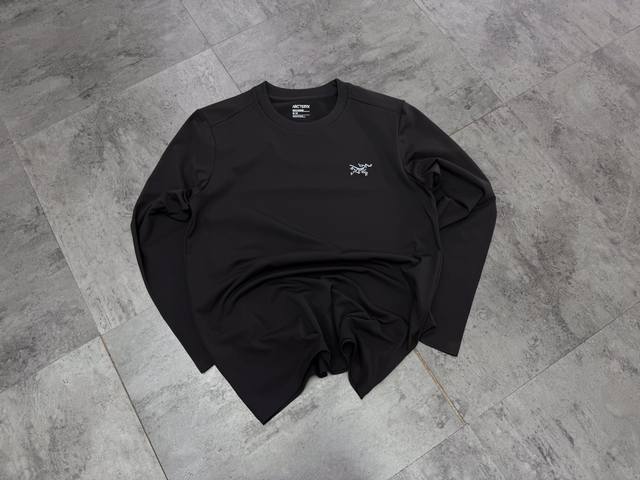 Arcteryx warm round neck pullover sweatshirt with thin fleece lining. The shape