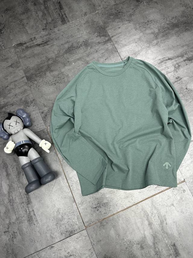 25 New autumn models in stock at the counter, Descente couple's long-sleeved Des