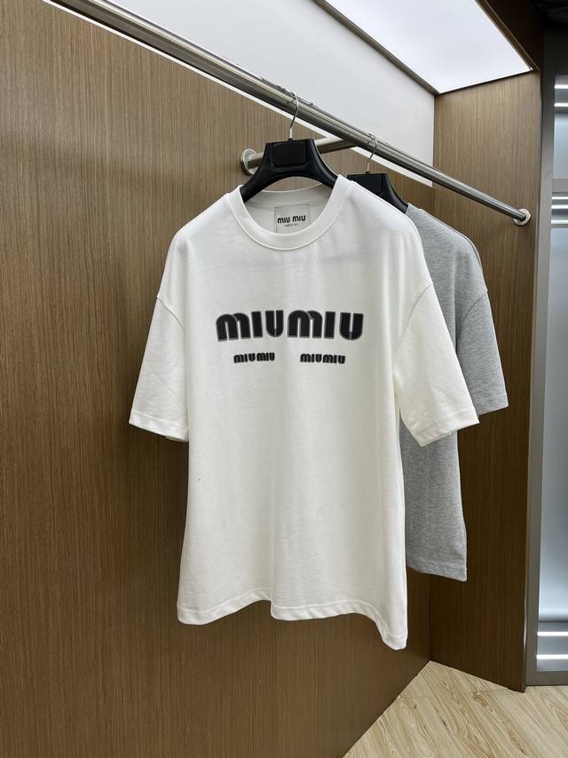 Miu Ss's new summer collection is now available at the counter. This short-sleev