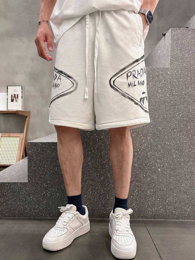 Rrada's top-tier 2025 Spring/Summer collection! These casual shorts feature the