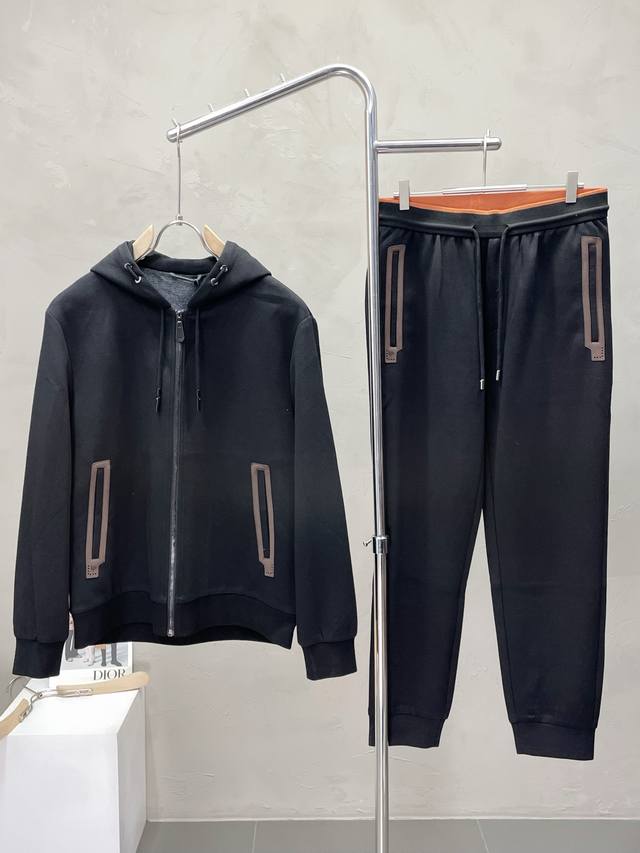 set. Exclusively available from Lp-Loro Piana, this new, counter-matched hooded