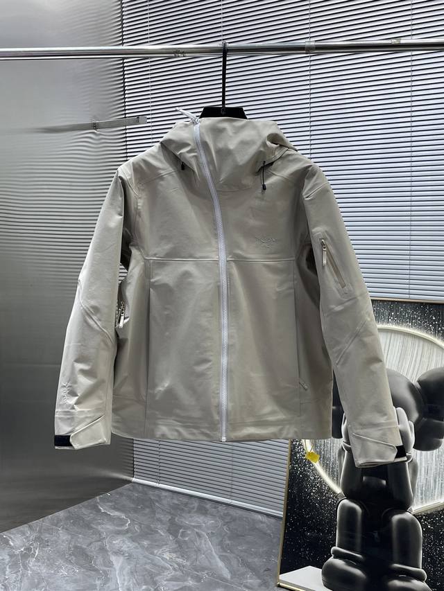 Arcteryx Side Winder JacketThe Side Winder's unique diagonal zipperoffers improv